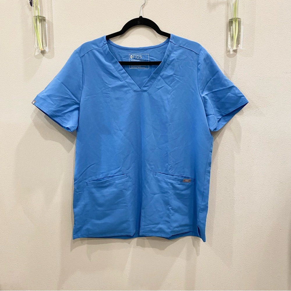 FIGS | Casma - Three-Pocket Scrub Top in Capri Blue